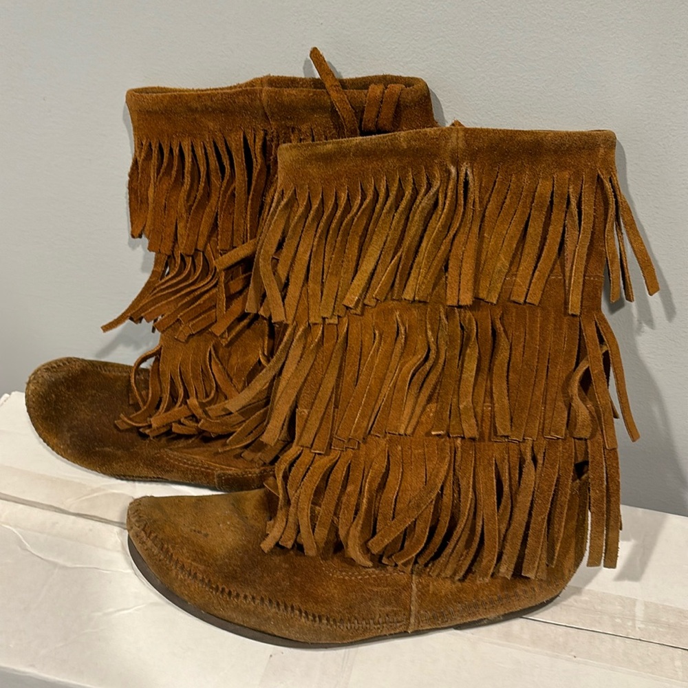 Minnetonka Moccasin 100% Leather 3- Layer Fringe Boots